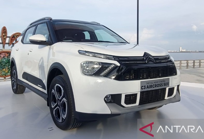 SUV adalah singkatan dari Sport Utility Vehicle, atau dalam bahasa Indonesia sering disebut **kendaraan utilitas sport.