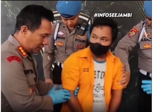 seorang pedagang pempek di jambi nekat menusuk seorang pria hingga tewas serta melukai satu orang lainnya di pasar angso duo jambi.