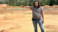 Ketua Perkumpulan Hijau (PH) Jambi Feri, di salah satu lokasi tambang. Foto : Dok pribadi Feri