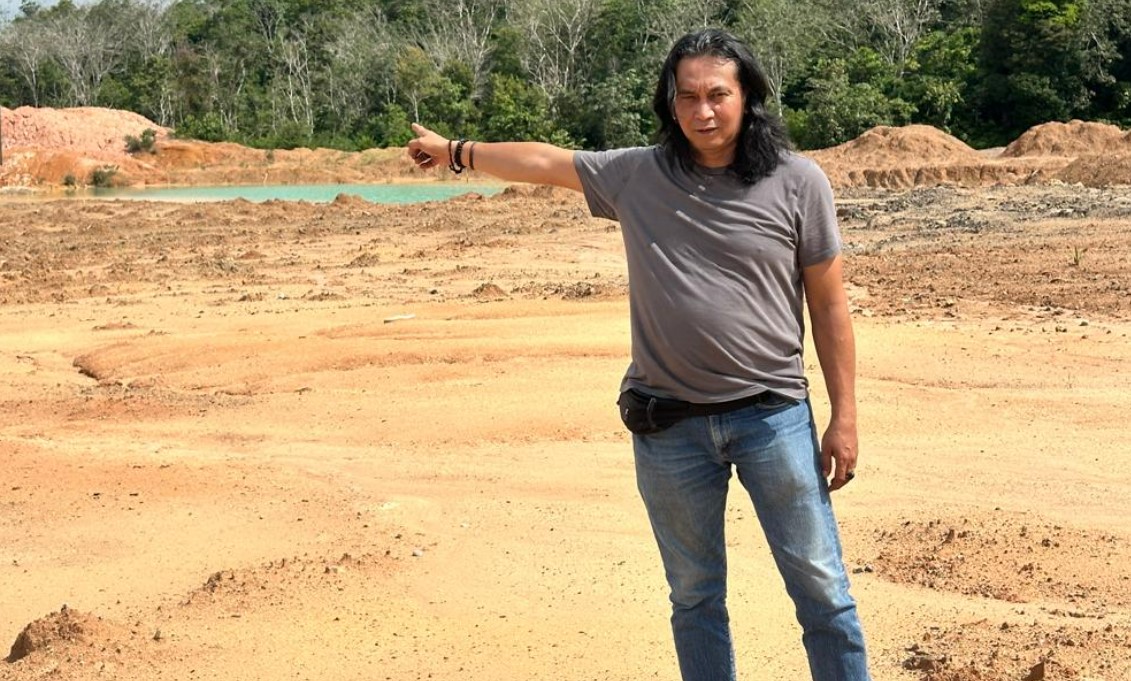 Ketua Perkumpulan Hijau (PH) Jambi Feri, di salah satu lokasi tambang. Foto : Dok pribadi Feri