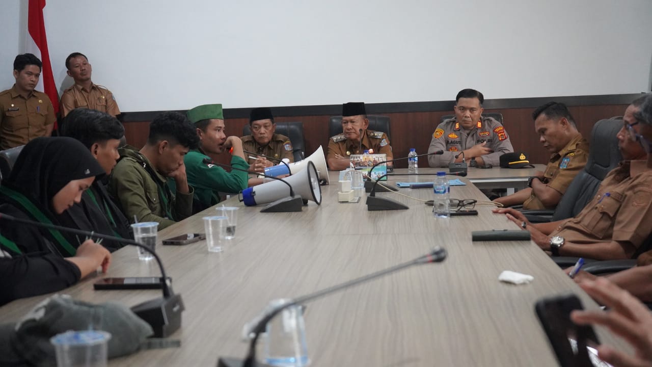 Wabup Merangin H A Khafidh bersama Sekda Merangin Fajarman dan Kapolsek Bangko AKP R Agustiansyah, menyepakati aspirasi para mahasiswa yang tergabung dalam Himpunan Mahasiswa Islam (HMI) Cabang Bangko, Selasa (10/6/2025).