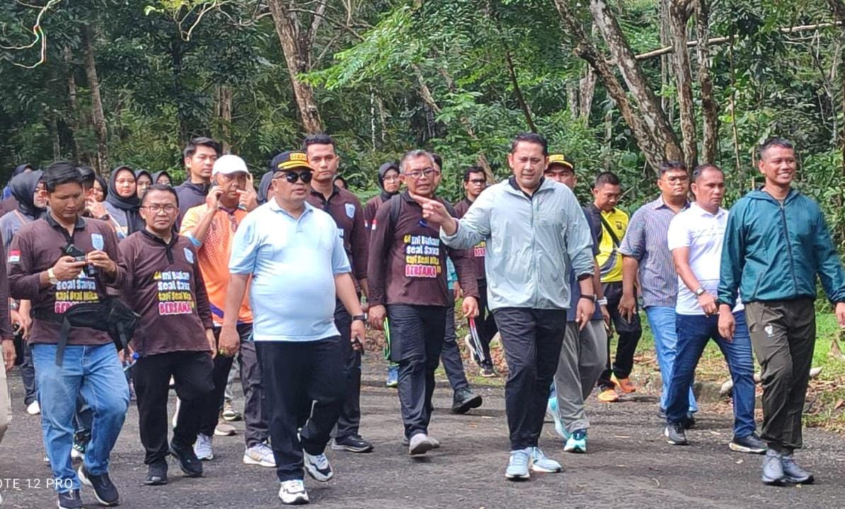 Bupati Merangin H M Syukur saat senam massal di Arboretum Rio Alif Dusun Mudo. Sabtu (21/6/2025)