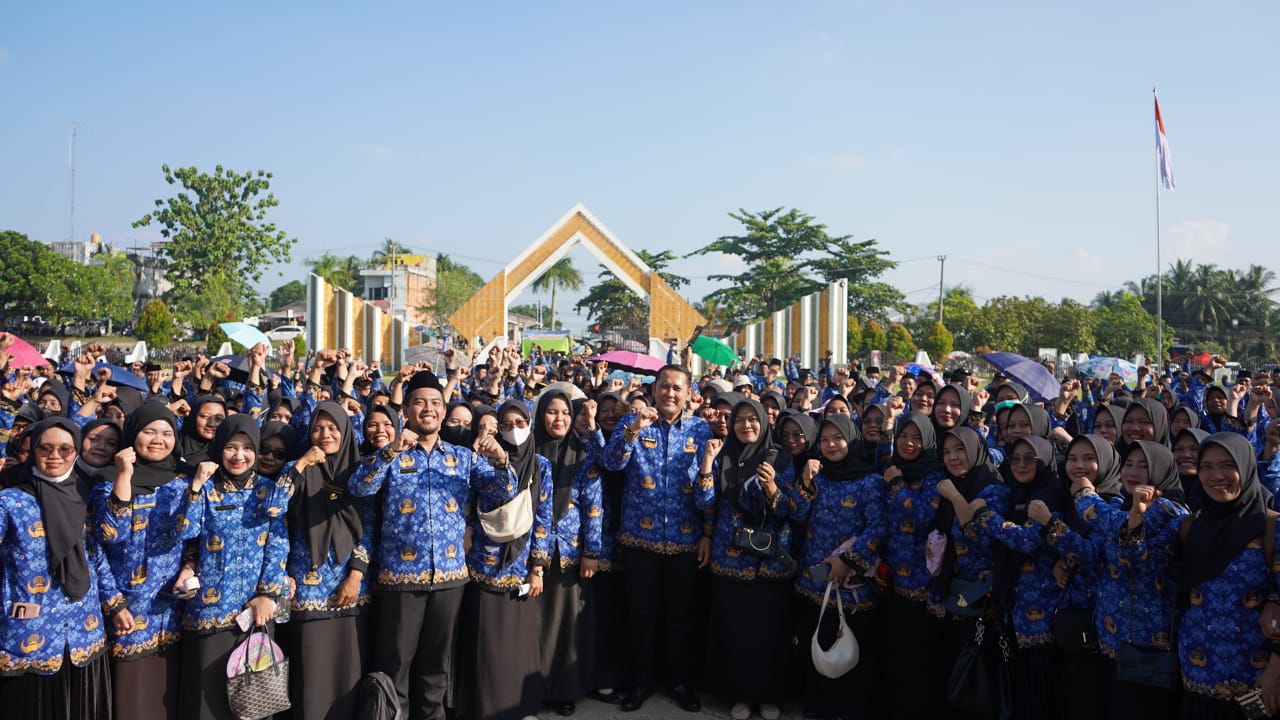 Bupati Merangin H M Syukur melantik sebanyak 1.321 orang pejabat fungsional 2025, terdiri dari fungsional guru sebanyak 1.065 orang dan fungsional kesehatan sebanyak 256 orang, di halaman kantor bupati Merangin, Kamis (26/6/2025). Bupati Merangin H M Syukur melantik sebanyak 1.321 orang pejabat fungsional 2025, terdiri dari fungsional guru sebanyak 1.065 orang dan fungsional kesehatan sebanyak 256 orang, di halaman kantor bupati Merangin, Kamis (26/6/2025).