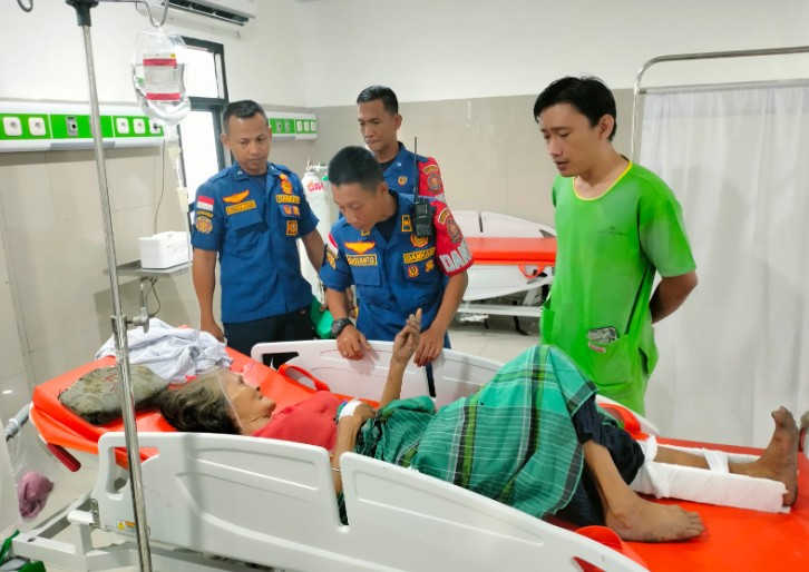 Petugas Pemadam Kebakaran dan Penyelamatan (Damkartan) Kota Jambi melakukan evakuasi pelepasan cincin di jari tangan seorang lansia. Petugas Pemadam Kebakaran dan Penyelamatan (Damkartan) Kota Jambi melakukan evakuasi pelepasan cincin di jari tangan seorang lansia.