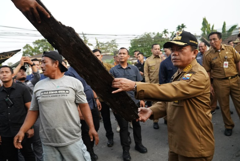 Gubernur Jambi, Dr. H. Al Haris, S.Sos. MH menegaskan pentingnya ketertiban kota sebagai bentuk kecintaan terhadap Jambi Gubernur Jambi, Dr. H. Al Haris, S.Sos. MH menegaskan pentingnya ketertiban kota sebagai bentuk kecintaan terhadap Jambi