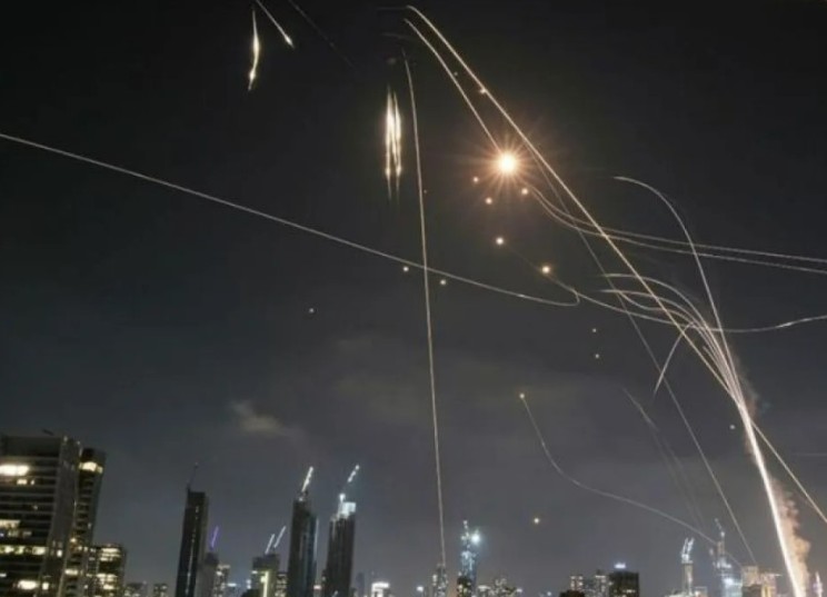 Serangan misil Iran ke Tel Aviv Israel. Serangan misil Iran ke Tel Aviv Israel.