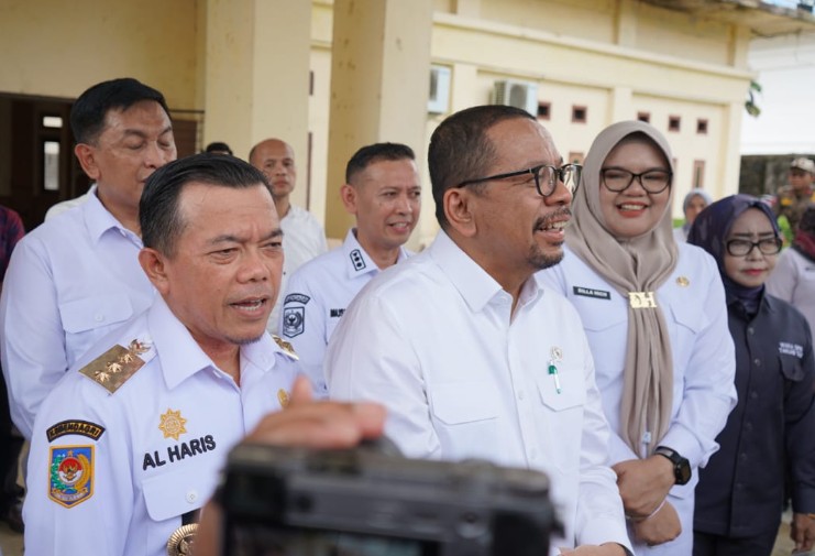 Gubernur Jambi, Dr. H. Al Haris, S.Sos, MH mendampingi Wakil Kepala Staf Kepresidenan (KSP), Dr. Muhammad Qodari, S.Psi., M.A., meninjau kesiapan Sekolah Rakyat dan pembentukan Koperasi Desa/Kelurahan Merah Putih di Kabupaten Tanjung Jabung Timur Gubernur Jambi, Dr. H. Al Haris, S.Sos, MH mendampingi Wakil Kepala Staf Kepresidenan (KSP), Dr. Muhammad Qodari, S.Psi., M.A., meninjau kesiapan Sekolah Rakyat dan pembentukan Koperasi Desa/Kelurahan Merah Putih di Kabupaten Tanjung Jabung Timur