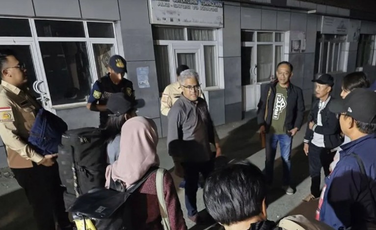 Kemlu RI Pastikan Evakuasi WNI dari Iran Diterbangkan Besok Kemlu RI Pastikan Evakuasi WNI dari Iran Diterbangkan Besok