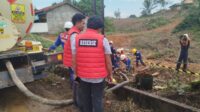 Pipa milik Pertamina yang berada Paal 14 RT 10 Desa Pondok Meja, Kecamatan Mestong, Kabupaten Muaro Jambi mengalami kebocoran.