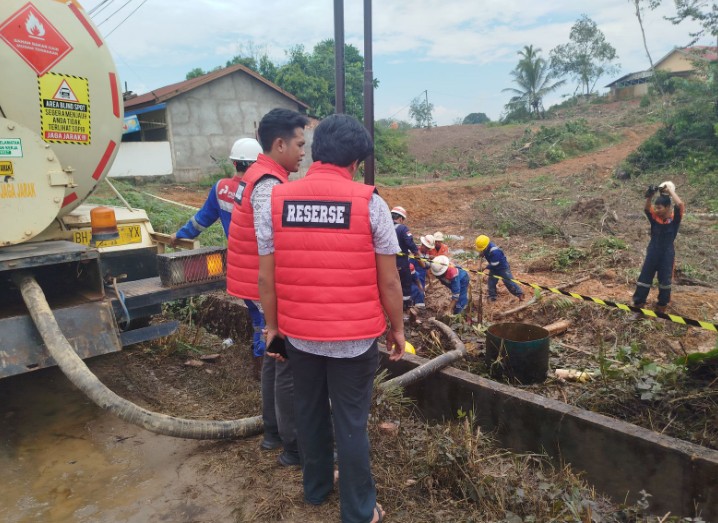 Pipa milik Pertamina yang berada Paal 14 RT 10 Desa Pondok Meja, Kecamatan Mestong, Kabupaten Muaro Jambi mengalami kebocoran.