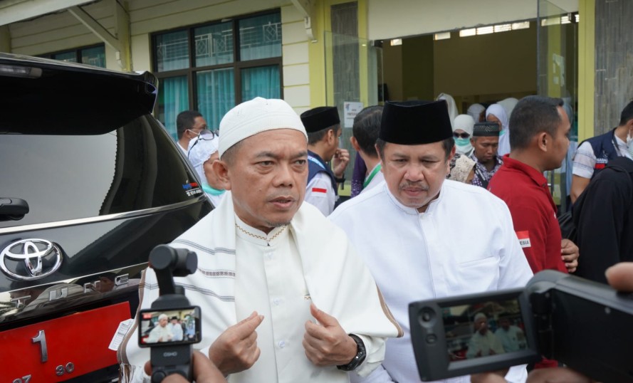 Gubernur Jambi, Dr. H. Al Haris, S.Sos, MH dengan didampingi oleh Kakanwil Kemenag Provinsi Jambi menyambut langsung kepulangan 428 jemaah haji Kloter 14 BTH Gubernur Jambi, Dr. H. Al Haris, S.Sos, MH dengan didampingi oleh Kakanwil Kemenag Provinsi Jambi menyambut langsung kepulangan 428 jemaah haji Kloter 14 BTH