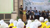 Wakil Gubernur (Wagub) Jambi Drs. H. Abdullah Sani, M.Pd.I menyambut langsung kepulangan jemaah haji Kloter 16 BTH