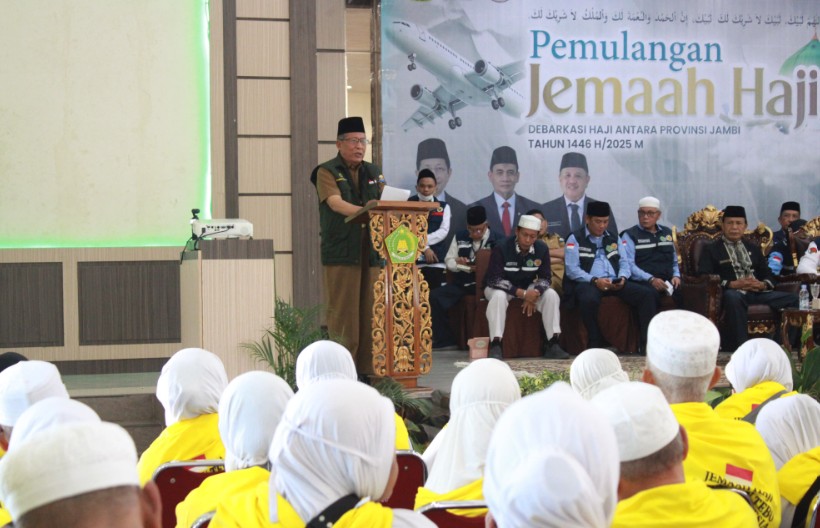 Wakil Gubernur (Wagub) Jambi Drs. H. Abdullah Sani, M.Pd.I menyambut langsung kepulangan jemaah haji Kloter 16 BTH Wakil Gubernur (Wagub) Jambi Drs. H. Abdullah Sani, M.Pd.I menyambut langsung kepulangan jemaah haji Kloter 16 BTH