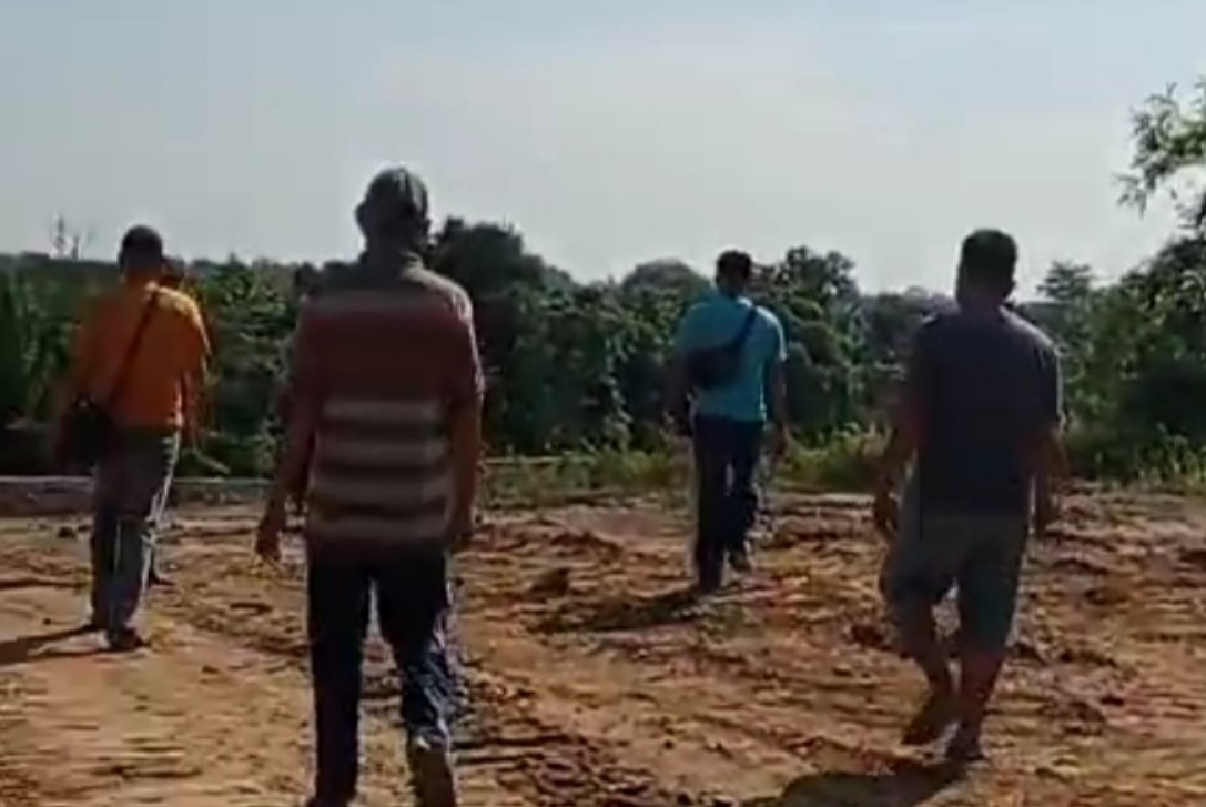 Warga datangi lokasi PT SAS. Foto : Ist