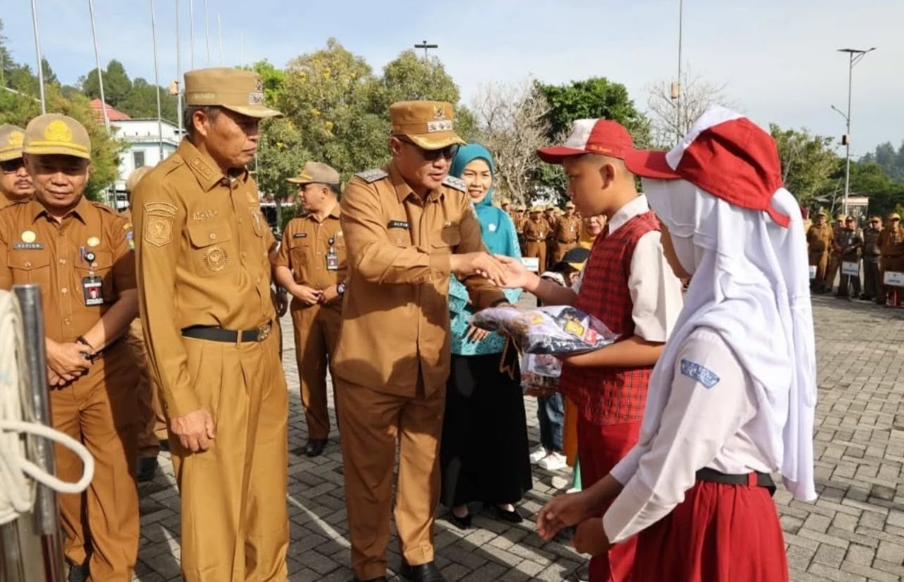Lounching Program Unggulan Pemberian Seragam Sekolah Gratis