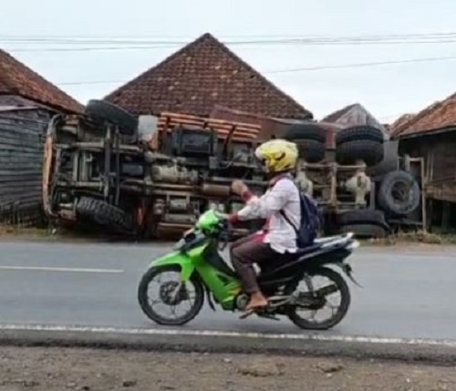 driver ojol tewas ditabrak fuso