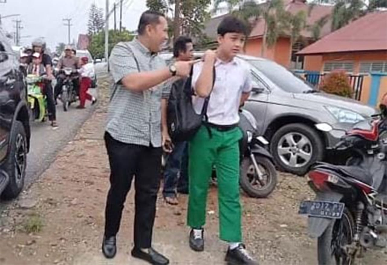 Para ayah di Kabupaten Merangin sibuk mengantar anaknya pada hari pertama masuk sekolah. Gerakan Ayah Teladan Indonesia (GATI) ini terjadi, di SD Negeri 115, SMP Negeri 4 dan semua sekolah dalam Kabupaten Merangin, Senin (14/7/2025).
