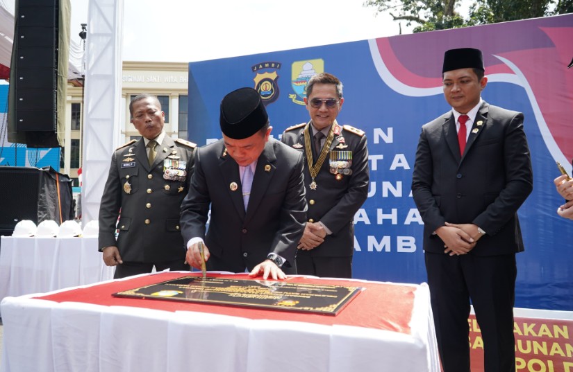 Gubernur Al Haris dan Kapolda Tanda Tangani Prasasti Pembangunan Rumah Tahanan Polda Jambi Gubernur Al Haris dan Kapolda Tanda Tangani Prasasti Pembangunan Rumah Tahanan Polda Jambi