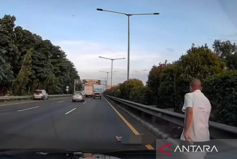 Seorang Bocah Jatuh dari Bus di Tol Jakarta Barat