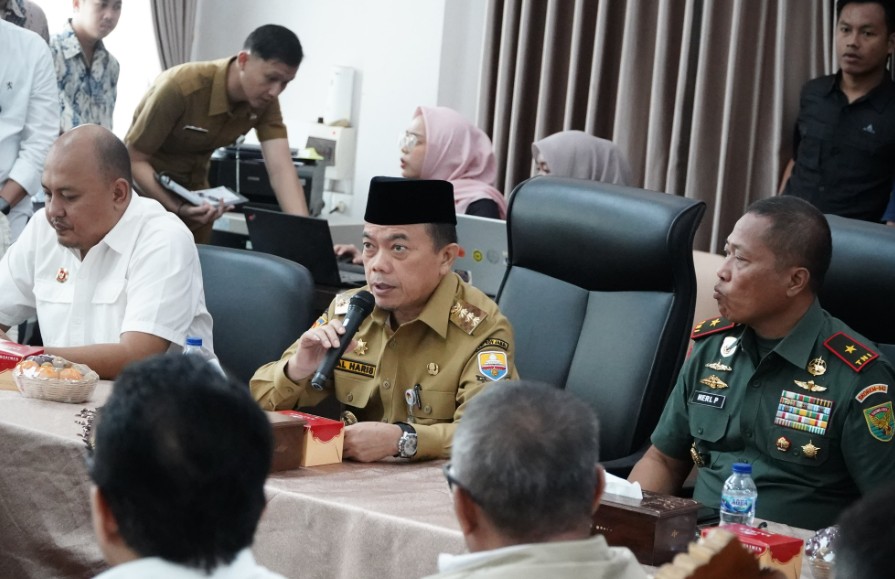 Gubernur Al Haris saat Rapat Pembahasan Terkait Inventarisasi Sumur Minyak Masyarakat Existing di Provinsi Jambi.