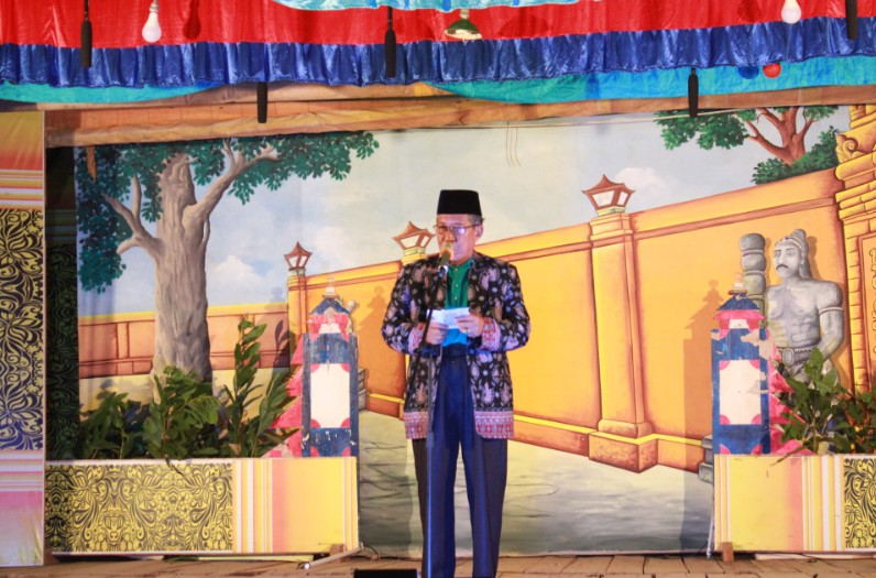 Wagub Sani saat menyaksikan Pagelaran Seni Drama Ketoprak “Bayu Menggolo” dalam rangka memperingati 1 Muharram 1447 H Paguyuban Jawa Jambi Wisnu Murti Kabupaten Muaro Jambi.