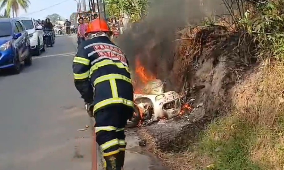 Sebuah Motor Matic Ludes Terbakar di Jambi, Api Keluar Saat Motor di Start Ulang Sebuah Motor Matic Ludes Terbakar di Jambi, Api Keluar Saat Motor di Start Ulang