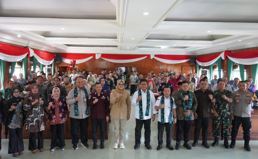 Gubernur Jambi, Dr. H. Al Haris, S.Sos., MH., bersama Bupati Tanjung Jabung Timur, Hj. Dillah Hikmah Sari, ST., serta Wakil Bupati Muslimin Tanja, S.Th.I., M.Si., mendampingi Wakil Menteri Transmigrasi Viva Yoga Mauladi, M.Si., dalam kegiatan Kunjungan Kerja sekaligus dialog bersama Pemerintah Kabupaten Tanjung Jabung Timur