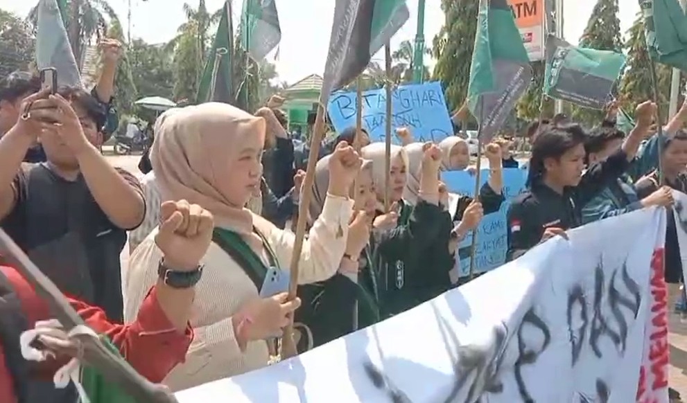 Mahasiswa dan Perangkat Desa di Batang Hari, Tuntut Gaji Belum Dibayarkan Mahasiswa dan Perangkat Desa di Batang Hari, Tuntut Gaji Belum Dibayarkan