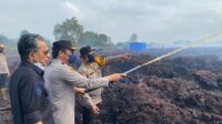 Kapolda Turun Langsung Padamkan Karhutla di Sungai Gelam