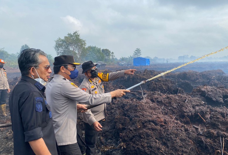 Kapolda Turun Langsung Padamkan Karhutla di Sungai Gelam Kapolda Turun Langsung Padamkan Karhutla di Sungai Gelam