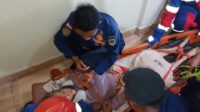 Dramatis, Damkartan Jambi Evakuasi Lansia Sakit dari Lantai 2 Rumahnya