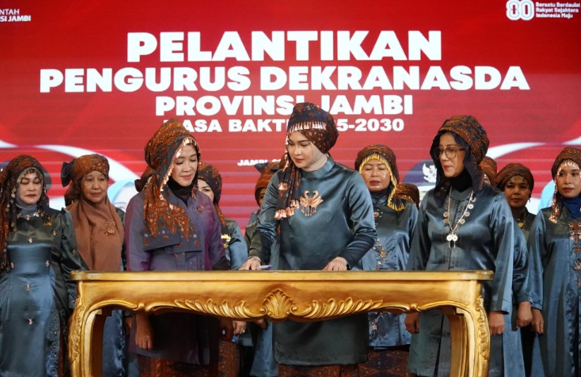 Hj. Hesnidar Haris Lantik Kepengurusan Dekranasda dan Pokja Bunda PAUD Provinsi Jambi Masa Bakti 2025-2030