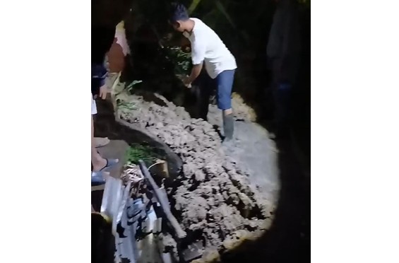Dua orang bocah di Tanjab Barat tewas tertimbun longsor. Longsor ini menimpa rumah warga.