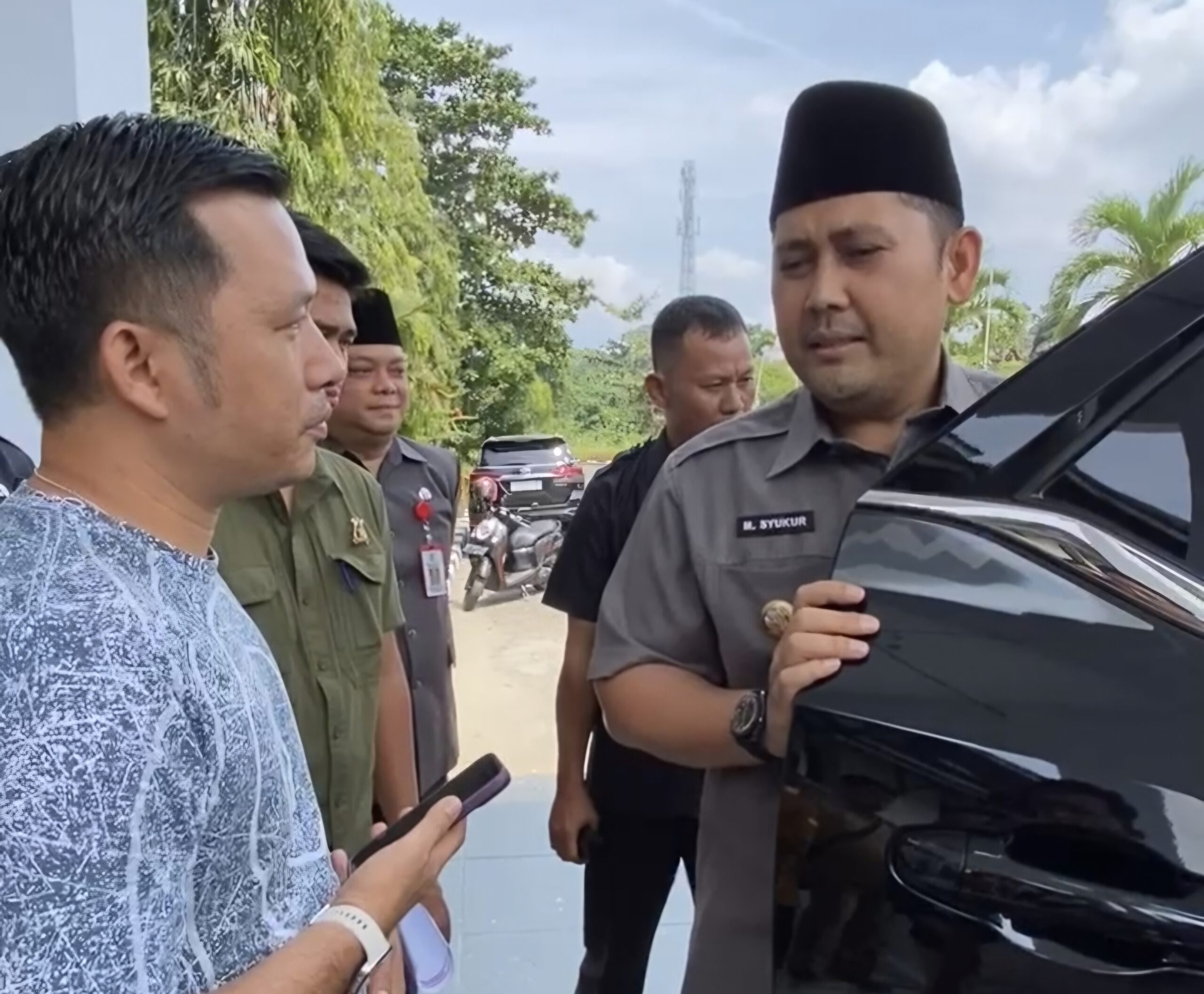 Bupati Merangin M Syukur saat diwawancara Jambiseru.com usai mengikuti rapat paripurna DPRD Merangin. Selasa (22/7/2025)