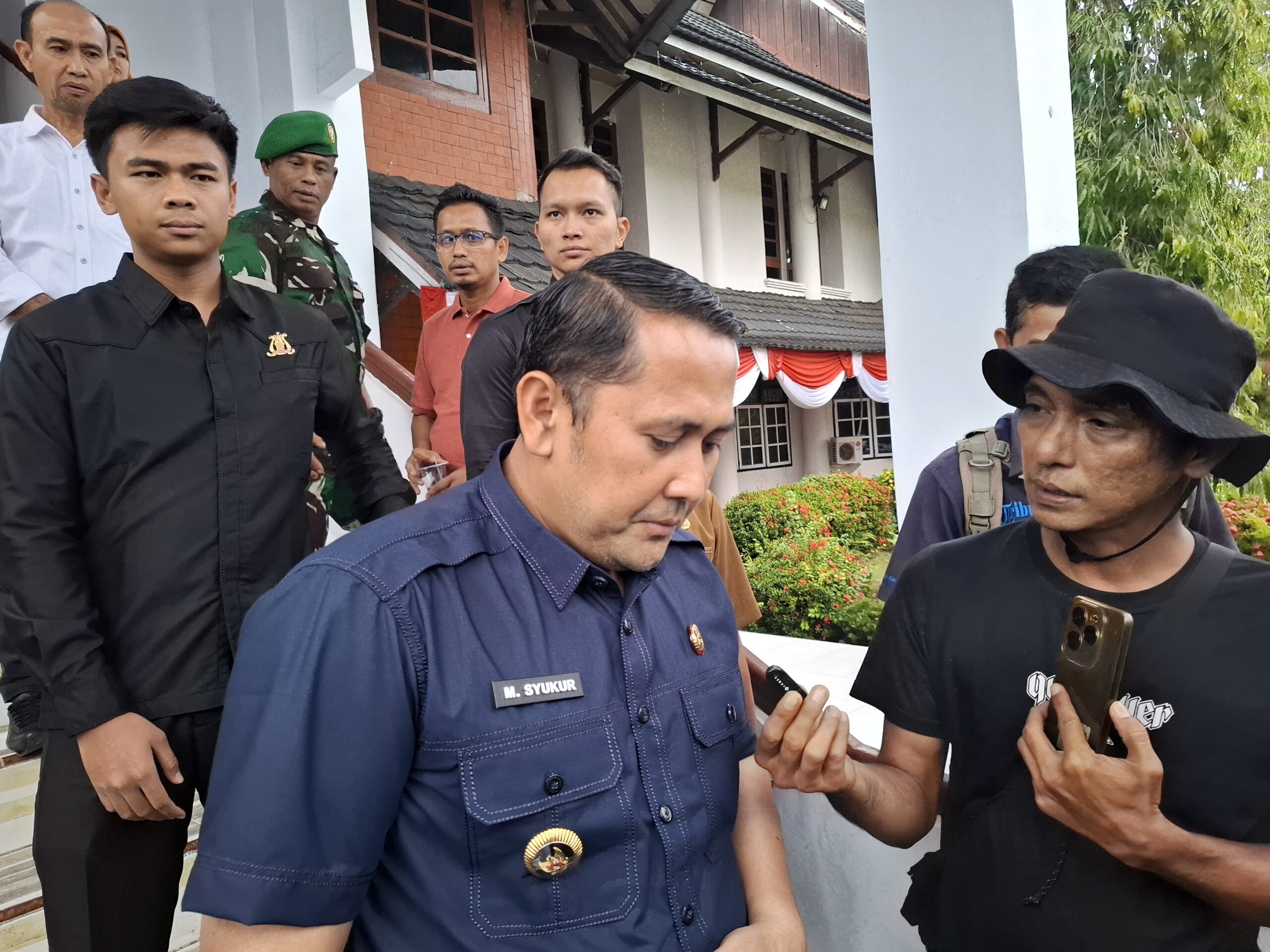 Bupati Merangin M Syukur saat diwawancara awak media di kantor DPRD Merangin. Senin (11/8/2025) Sore. dok: Edo