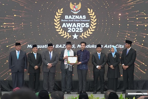 berperan aktif tingkatkan peran zakat, wali kota jambi maulana terima penghargaan baznas awards 2025 berperan aktif tingkatkan peran zakat, wali kota jambi maulana terima penghargaan baznas awards 2025