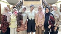 Enzy Storia Leovarisa (tengah), foto bareng pegawai Mess Jambi. Foto : ist