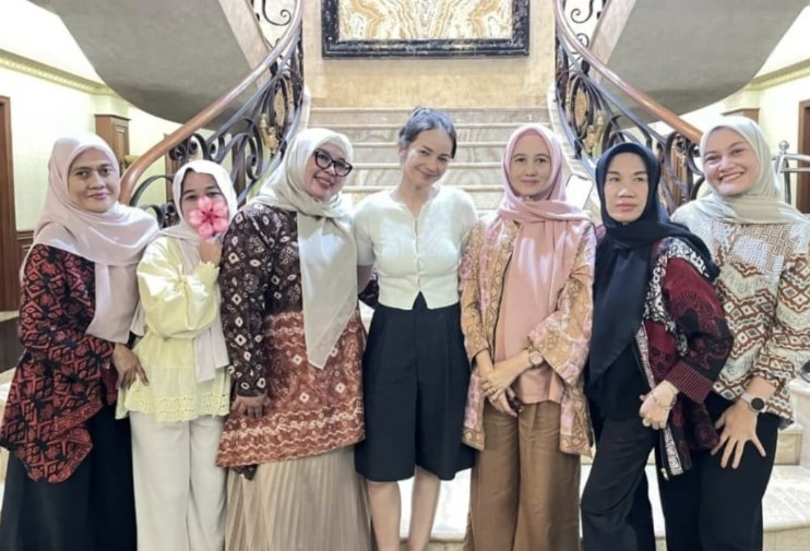 Enzy Storia Leovarisa (tengah), foto bareng pegawai Mess Jambi. Foto : ist