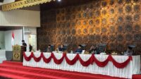 Bupati Merangin, M Syukur beserta Wabup A Khafied saat mendengarkan penyampaian pandangan umum fraksi-fraksi dewan. dok: Edo