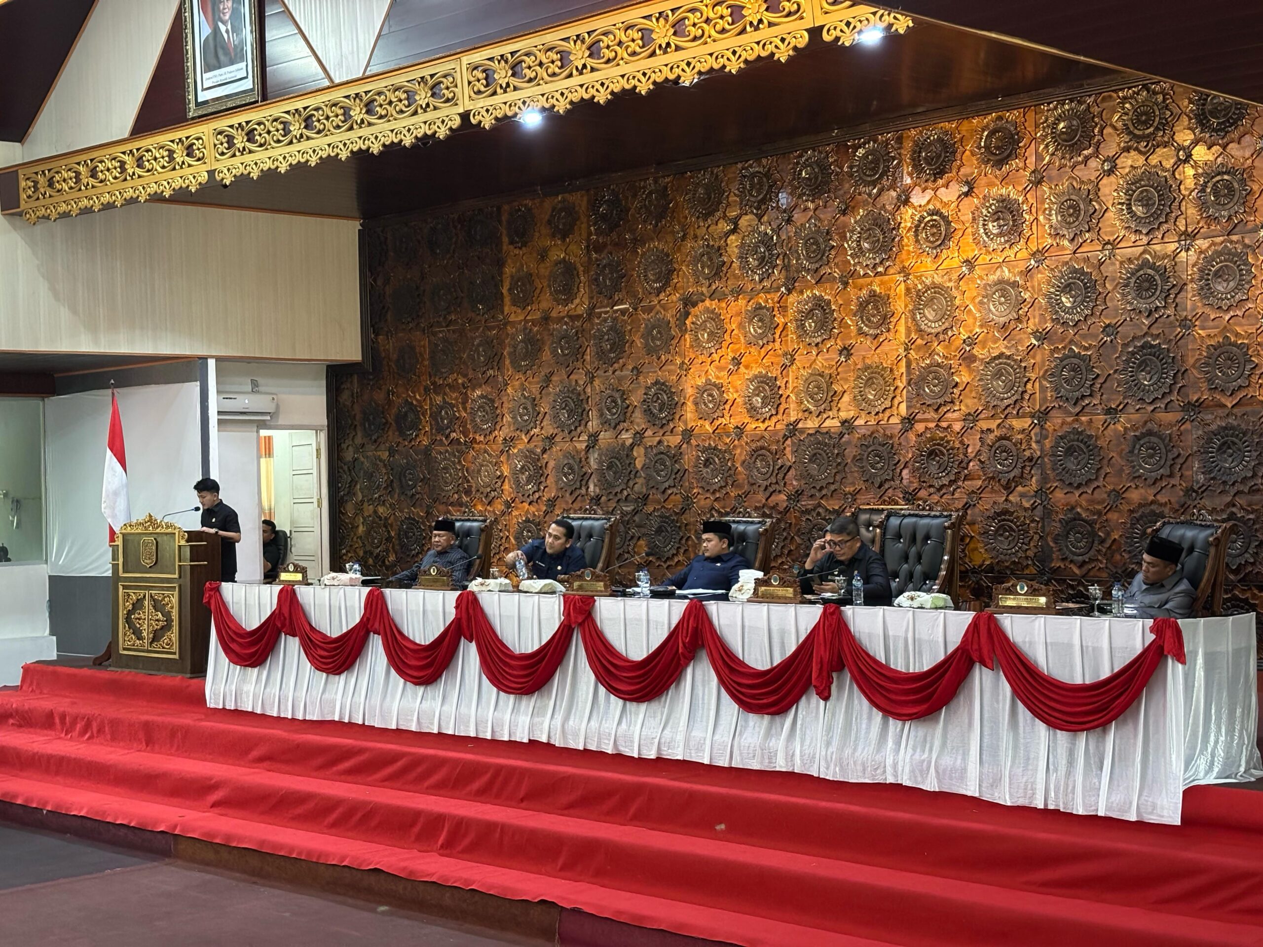 Bupati Merangin, M Syukur beserta Wabup A Khafied saat mendengarkan penyampaian pandangan umum fraksi-fraksi dewan. dok: Edo