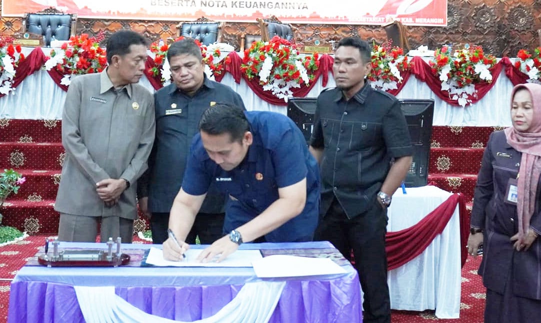 Semua Fraksi Dewan menyetujui Rancangan Peraturan Daerah (Ranperda) Rencana Pembangunan Jangka Menengah Daerah (RPJMD) Kabupaten Merangin tahun 2025-2029, menjadi Peraturan daerah (Perda), Kamis malam (14/8/2025).