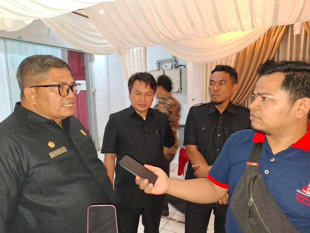Wakil Ketua DPRD Merangin, Herman Efendi saat diwawancara awak media. dok: Edo