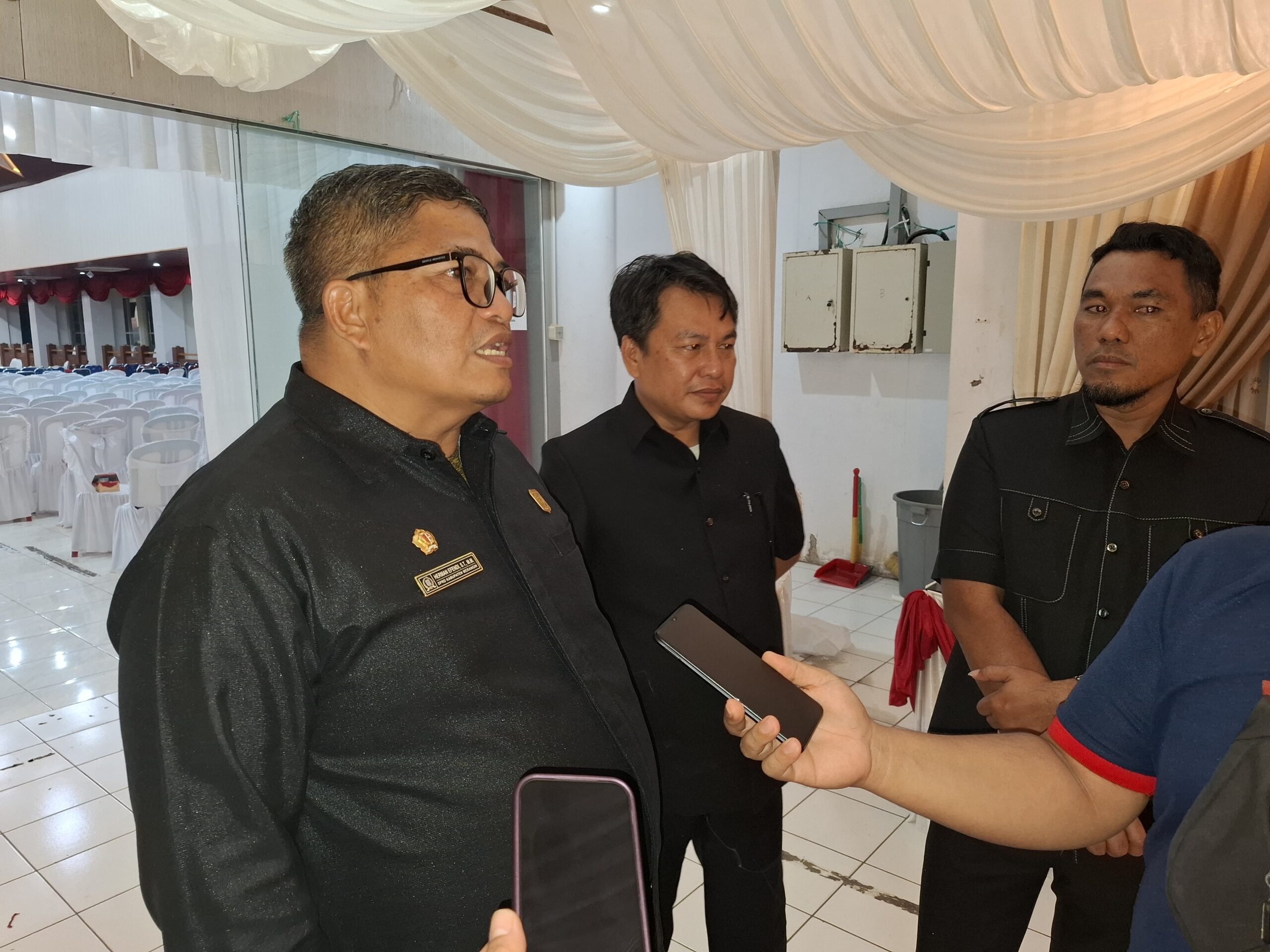 Wakil Ketua DPRD Merangin, Herman Efendi saat di wawancara awak media di gedung dewan. dok: Edo