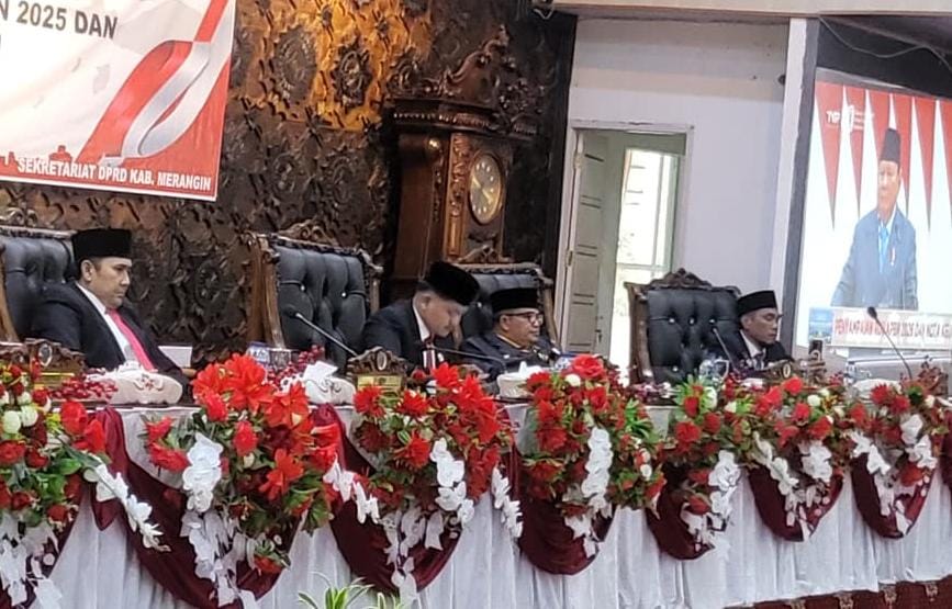 Ketua DPRD Merangin, M Rifaldi, Waka I Herman Efendi, Waka II Ahmad Fahmi dan Bupati M Syukur saat mendengar pidato kenegaraan Presiden RI Prabowo Subianto.