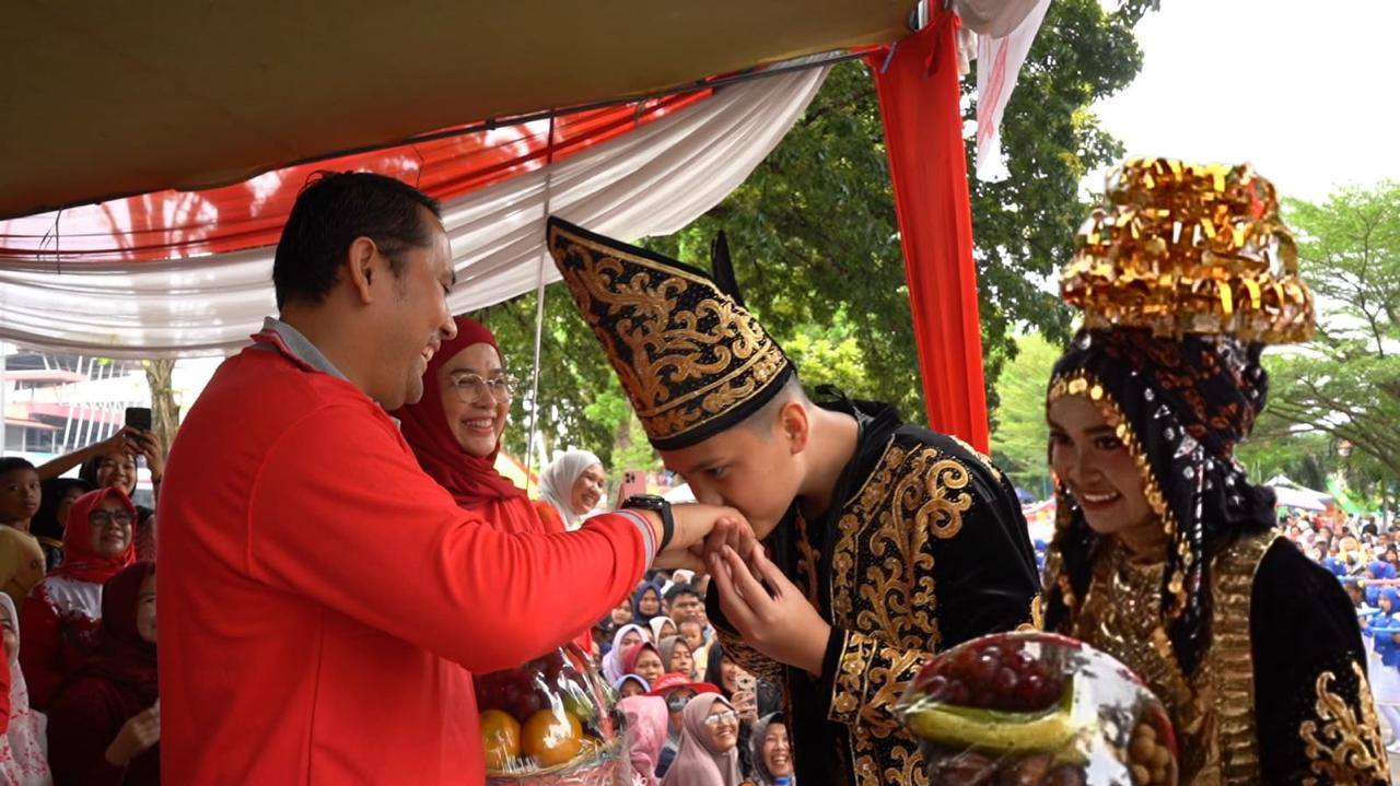 Bupati Merangin H M Syukur dengan Hj Lavita Syukur. Bupati Merangin H M Syukur dengan Hj Lavita Syukur.
