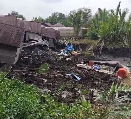 longsor di tanjab timur, 3 rumah dan 1 gedung walet ambruk
