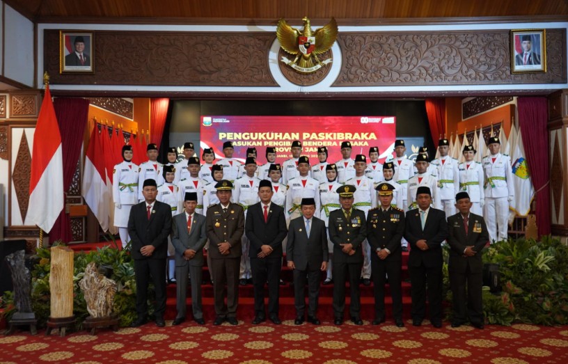 Gubernur Al Haris Kukuhkan 54 Anggota Paskibraka Provinsi Jambi Tahun 2025