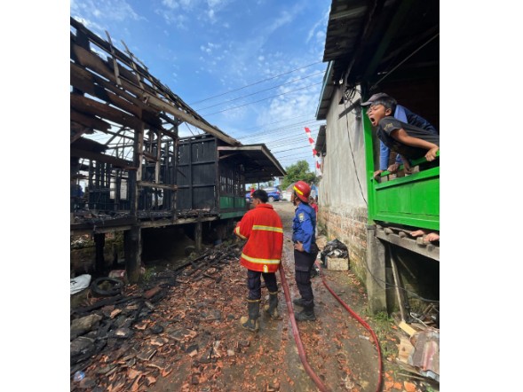 Tiga Rumah di Penyengat Olak Hangus Terbakar