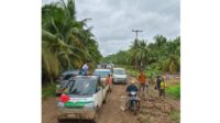 Jalan di Sadu Rusak, Siswa Kesulitan Menuju Sekolah