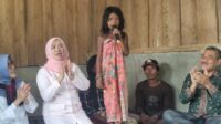 Bunda Hesti Haris Tinjau Pendidikan Anak SAD di Desa Hajran Batang Hari